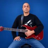 Un professeur expérimenté  propose des cours de guitare et de piano.